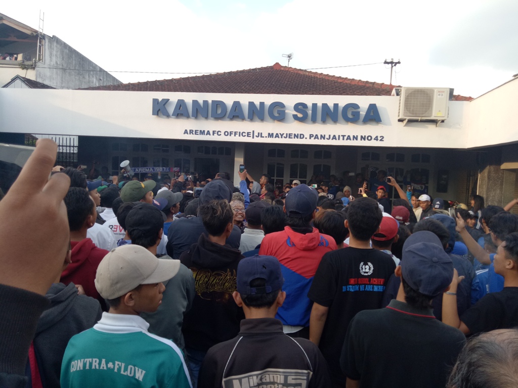 Ratusan suporter Arema FC atau Aremania meluruk Kandang Singa, sebutan untuk kantor Arema FC yang berlokasi di Jalan Mayjen Panjaitan, Kota Malang, Jumat 20 April 2018 siang. (Foto: medcom.id/Daviq Umar Al Faruq)