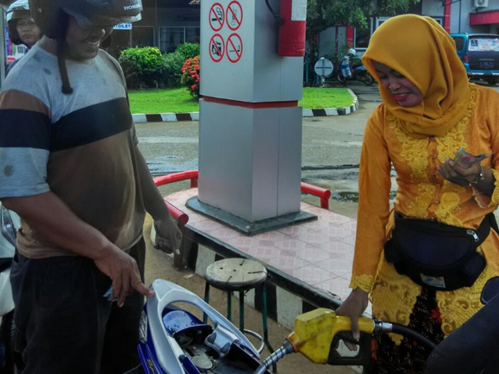 Karyawan SPBU di Jepara Pakai Baju Adat di Hari Kartini