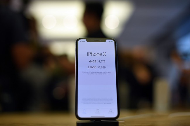 Apple iPhone X menggunakan layar OLED. (AFP PHOTO / SAEED KHAN)