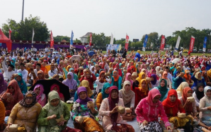 Pekalongan Makan Megono Massal di Hari Kartini
