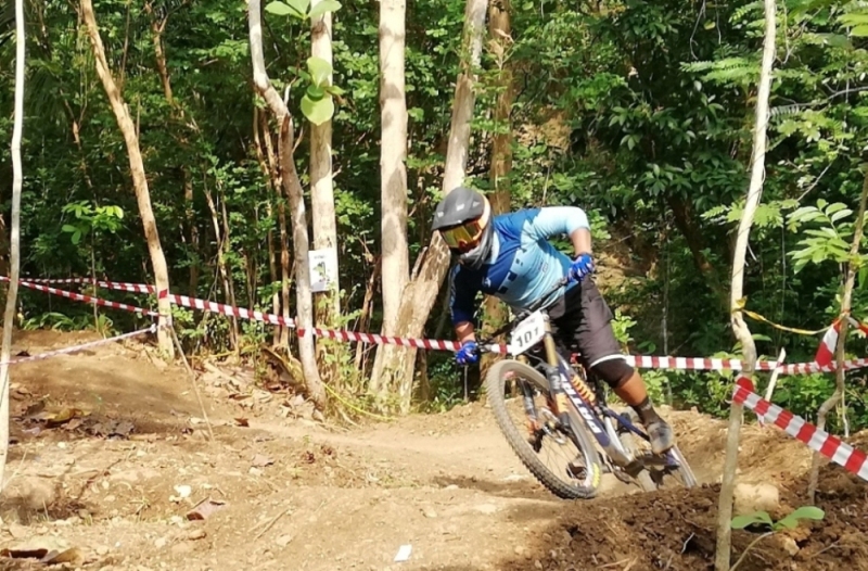 Pahraz Salman Alparisi melibas trek di Bukit Hijau Bike Park, Imogori, Bantul, Sabtu (21/4) (Medcom.id/Ist)