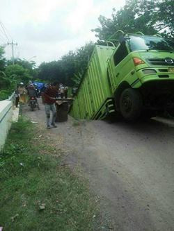 Jembatan di Tegal Ambruk, Truk Terperosok
