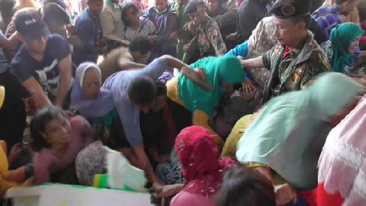 Pembagian Pepes Pindang Gratis di Batang Ricuh