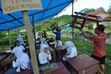 Terdampak Gempa Pelaksanaan UN Menggunakan Tenda