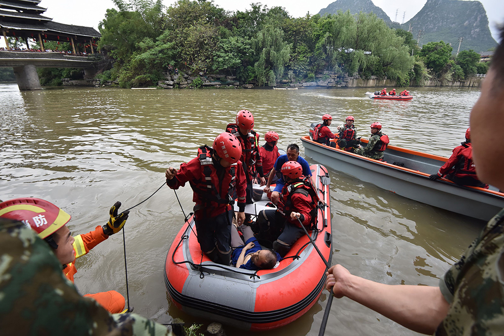 Dua Perahu Naga di Tiongkok Terbalik, 17 Tewas