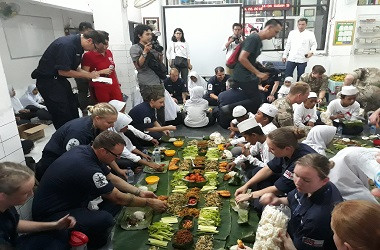 Angkatan Laut Inggris <i>Ngeliwet</i> Bareng Anak Yatim