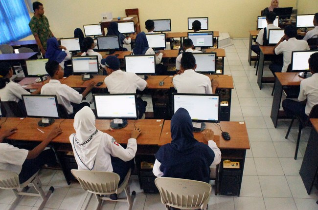 3.899 Server di DKI <i>Down</i> Saat UNBK SMP