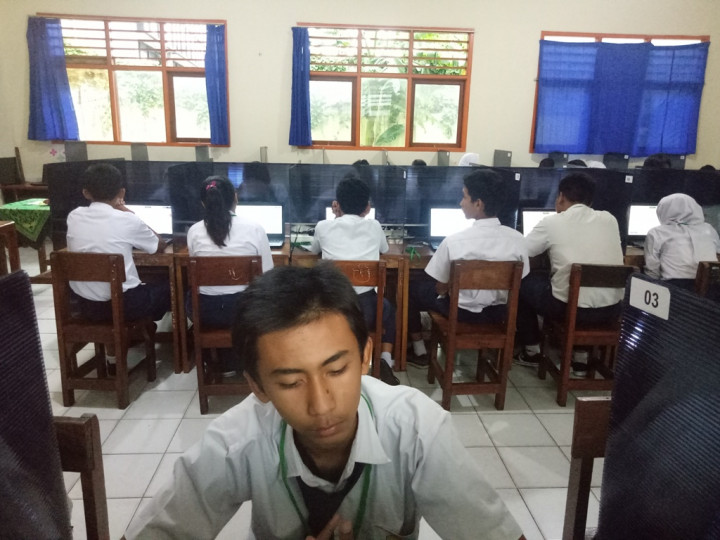 UNBK di SMP 229 Jakarta Pinjam Laptop Orang Tua Siswa