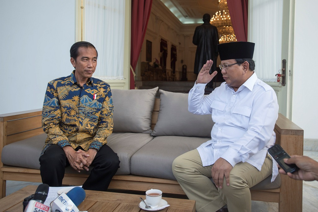 Presiden Joko Widodo dan Ketua Umum DPP Partai Gerakan Indonesia Raya Prabowo Subianto di teras belakang Istana Merdeka. Foto: Antara/Widodo S Jusuf.