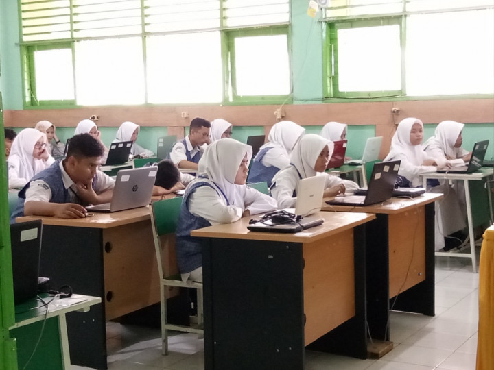 Siswa MTs 12 Jakarta Andalkan Laptop Pribadi