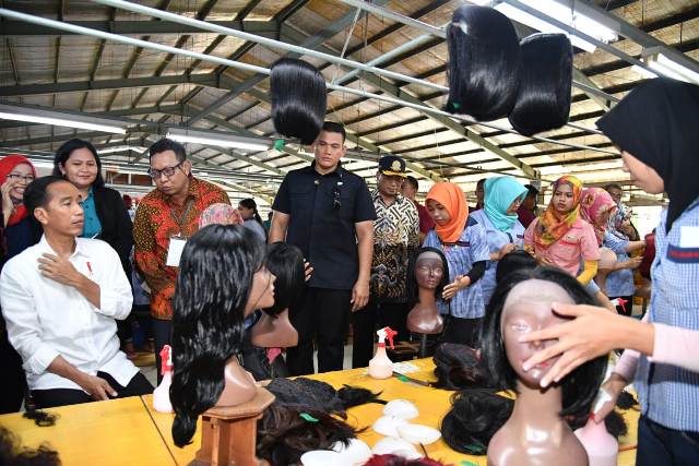 Jokowi Tengok Pabrik Bulu Mata dan Rambut Palsu
