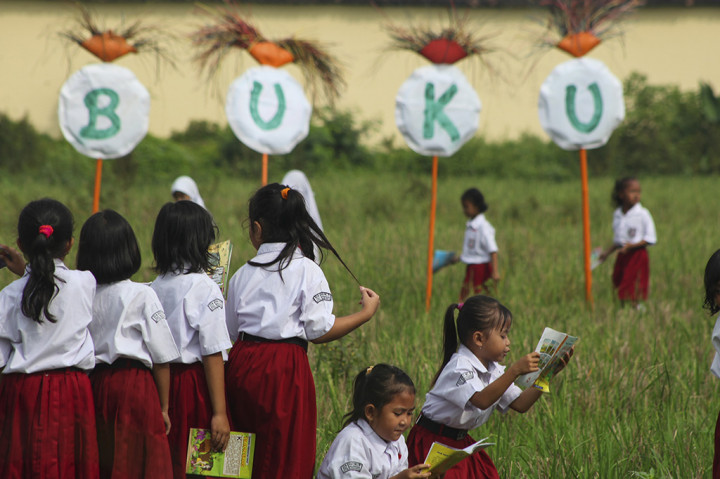 Hari Buku, Ratusan Anak SD di Solo Membaca di Sawah