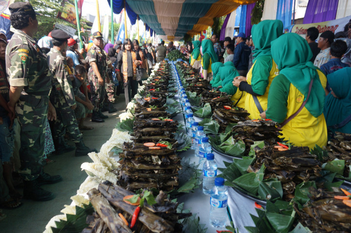 Pepes Pindang Terbanyak Pecahkan Rekor MURI di Hari Kartini