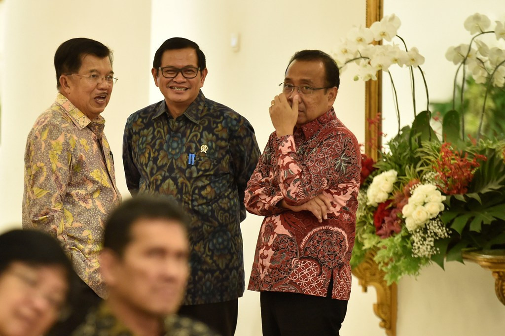 Wakil Presiden Jusuf Kalla (kiri) bersama Mensesneg Pratikno (kanan) dan Seskab Pramono Anung (tengah)  sebelum sidang kabinet. Foto: Antara/Puspa Perwitasari.
