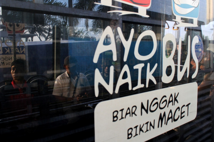 Penumpang Bus Premium Menurun