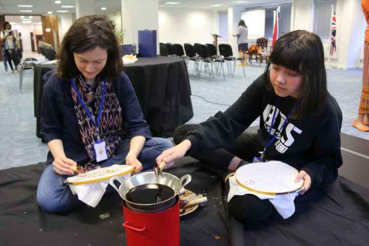 Pameran Batik KBRI London Pukau Warga Inggris