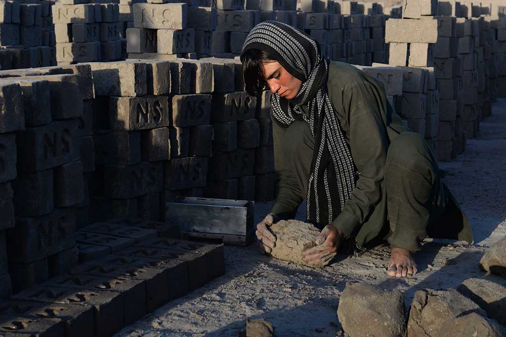 Demi Keluarga, Perempuan Ini Menyamar sebagai Lelaki