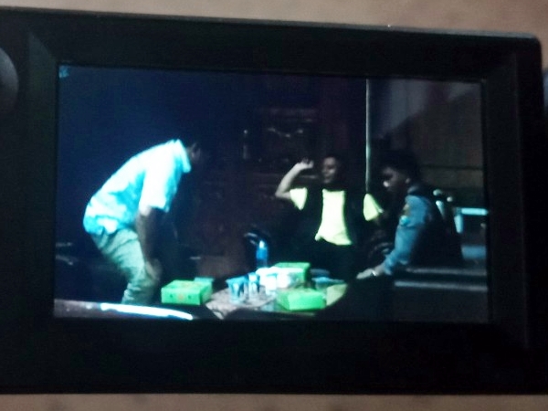 Petikan video yang memperlihatkan aktivitas Bupati Mojokerto Mustofa Kamal Pasa (tengah) sebelum mengurung diri dalam rumah dinas. Foto: Medcom.id/Nurul Hidayat