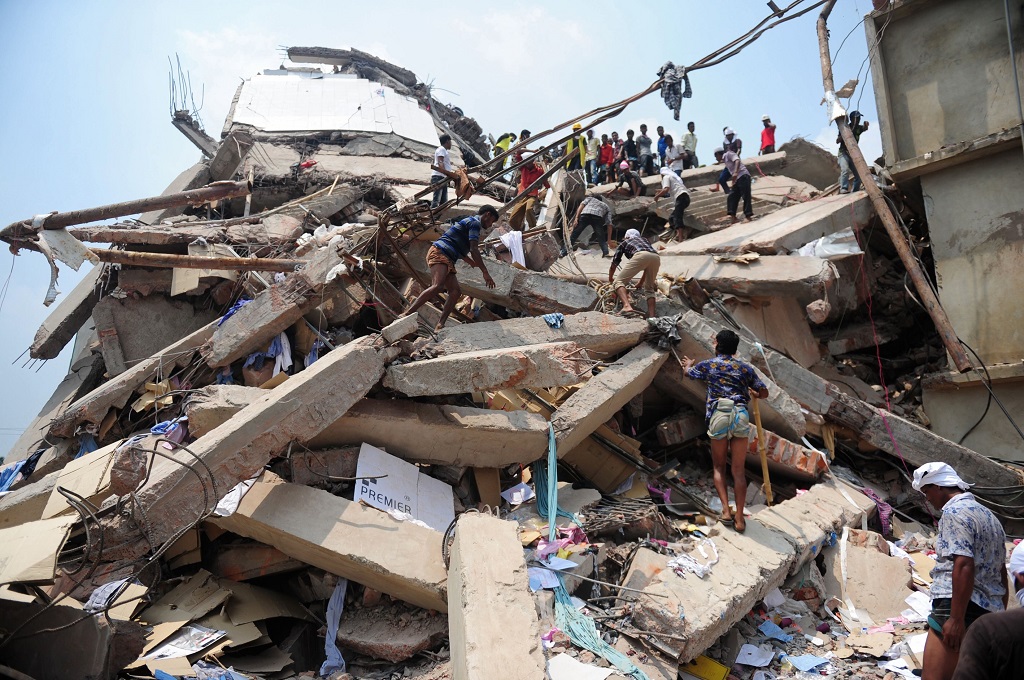 Foto pada 25 April 2013 memperlihatkan kompleks pabrik yang roboh di Savar, Bangladesh. (Foto: AFP/MUNIR UZ ZAMAN)