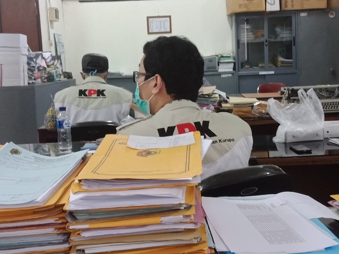 Petugas KPK memeriksa salah satu ruangan Bappeda Kabupaten Mojokerto, Jawa Timur. Foto: Medcom.id/Nurul Hidayat