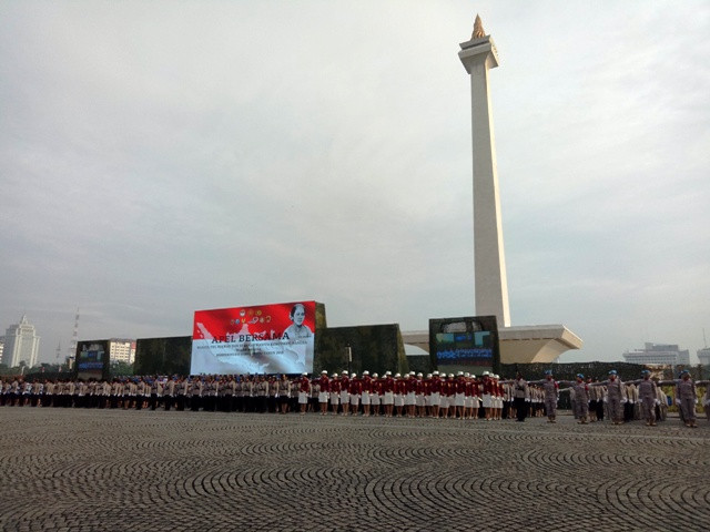 Ratusan Perempuan TNI Polri Atraksi di Depan Jokowi
