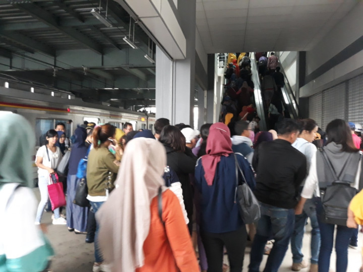 Jerit Penumpang di Stasiun Duri