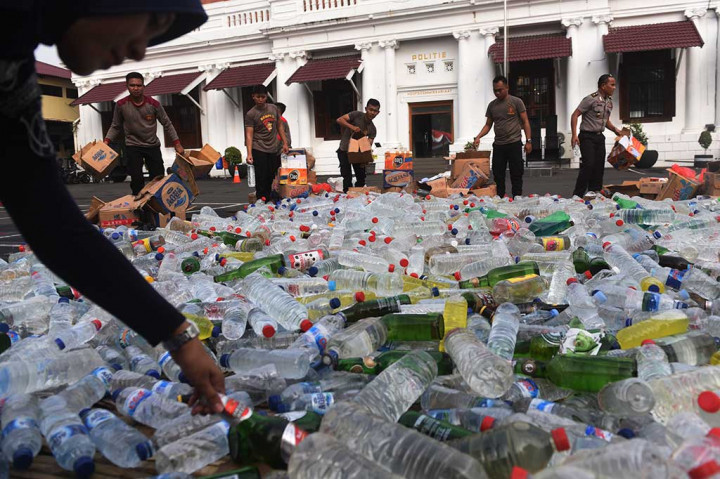 Polrestabes Surabaya Musnahkan Miras Oplosan