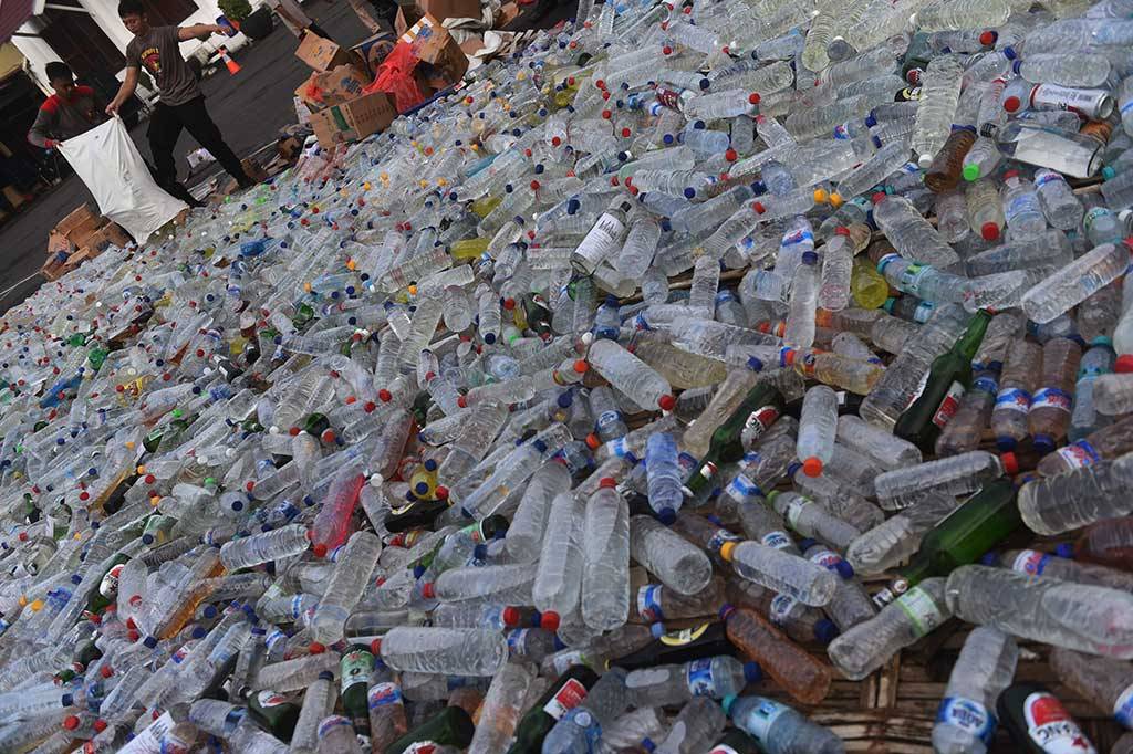  Aparat Kepolisian Resor Kota Besar (Polrestabes) Surabaya memusnahkan sebanyak 21 ribu botol minuman keras oplosan dan ilegal, Rabu, 25 April 2018. Miras tersebut merupakan hasil tangkapan selama 10 hari terakhir yang telah mengakibatkan sedikitnya 10 ko