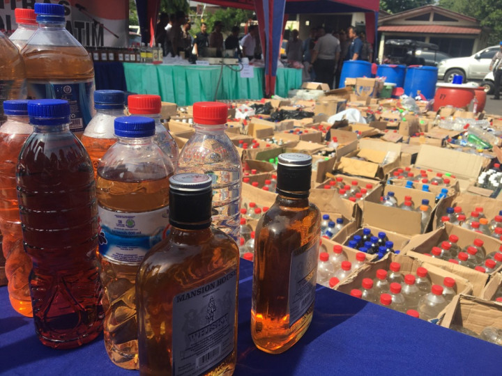 Polda Jatim Musnahkan 50 Ribu Botol Miras