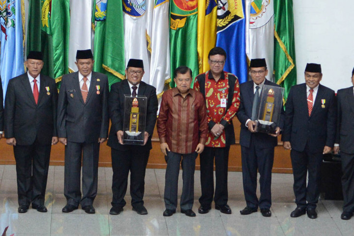 JK Beri Penghargaan untuk 7 Kepala Daerah Berprestasi