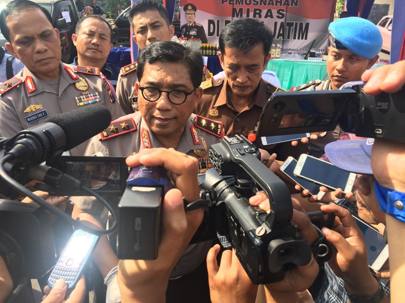 Kapolda Jatim Irjen Pol Machfud Arifin saat memusnahkan ribuan miras. (Medcom.id/Amal).