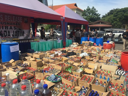 Pemusnahan miras di Polda Jatim.