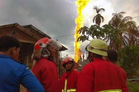 Lima Rumah Terbakar Akibat Kebakaran Sumur Minyak Aceh
