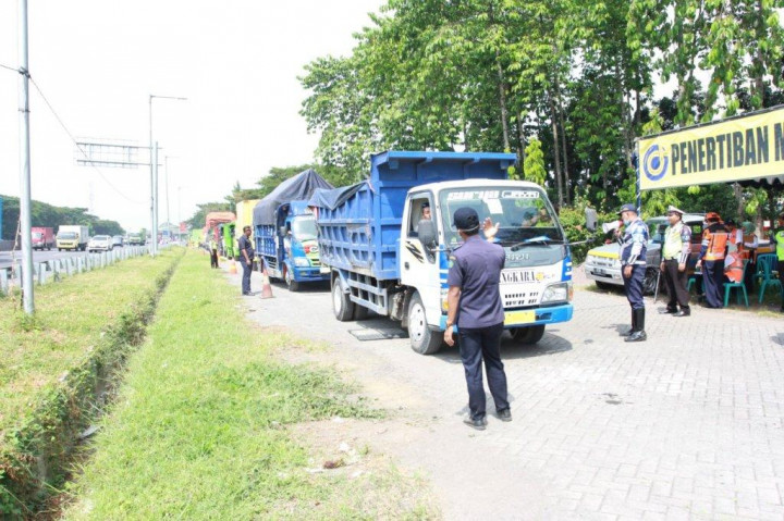 Petugas Temukan 97 Angkutan Barang di Tol Surabaya-Gempol <i>Overload</i>