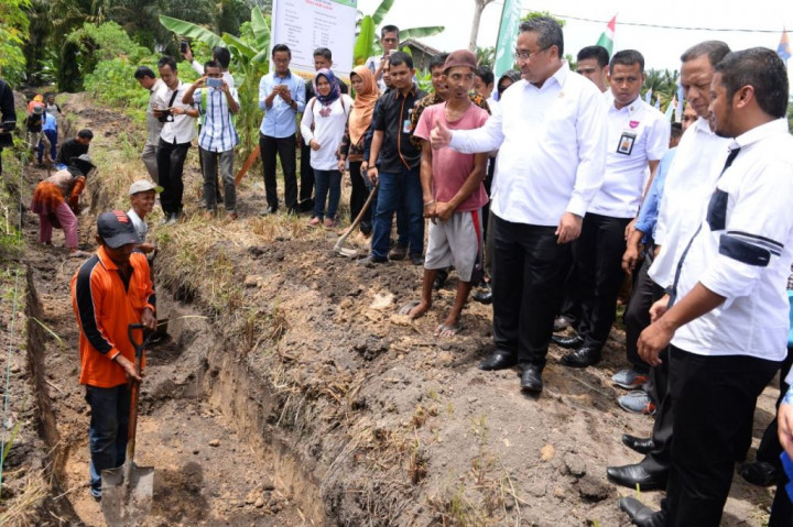 Mendes PDTT Tinjau Proyek Padat Karya Tunai di Riau