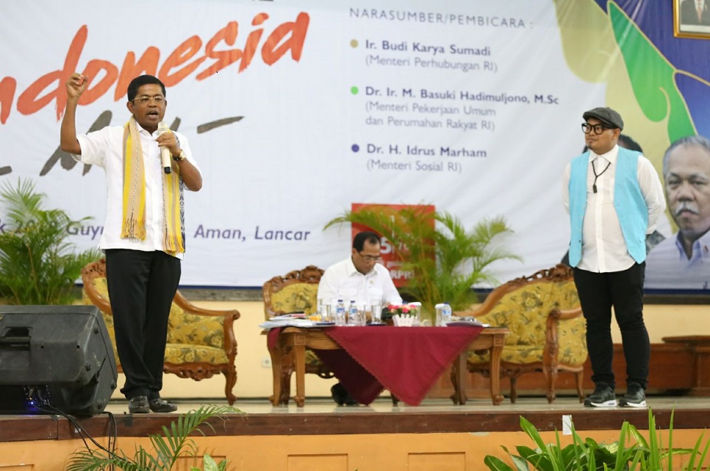 Menteri Sosial Idrus Marham (kiri) di sebuah acara di Tegal, Rabu, 25 April 2018, Medcom.id - Kuntoro