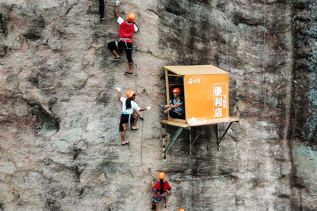 Rasakan Sensasi Berbelanja di Tebing Curam