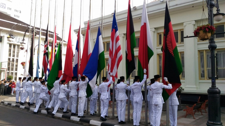 Ribuan Orang Ikut Karnaval di Puncak Peringatan KAA ke-63