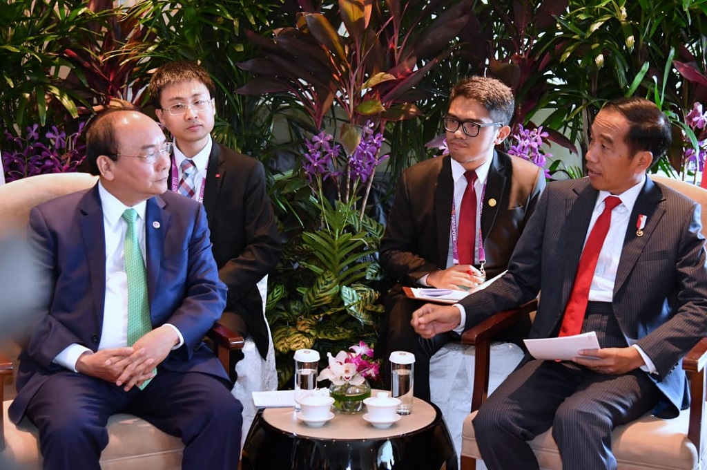 Presiden Joko Widodo (kanan) berdiskusi dengan PM Vietnam Nguyen Xuan Phuc di Singapura, 28 April 2018. (Foto: Biro Pers Istana)