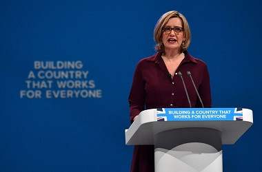 Isu Ancaman Deportasi, Mendagri Inggris Mengundurkan Diri