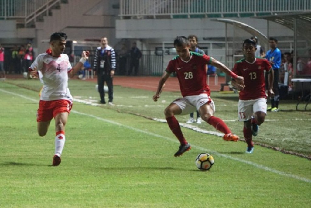 Penggawa Timnas Indonesia U-23, Rezaldi Hehanusa (kanan) pada laga kotnra Bahrain, Jumat (27/4) lalu (Medcom.id/Zamroni)