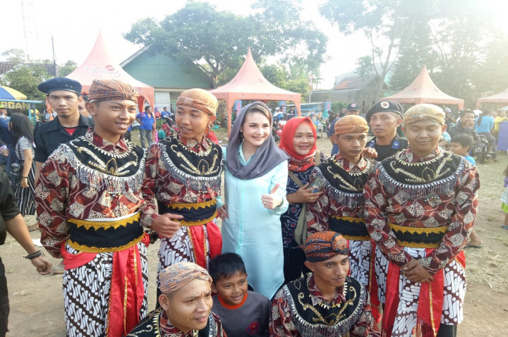 Emil Dardak Jadi Cawagub, Arumi Bachsin 'Pacaran Lagi'