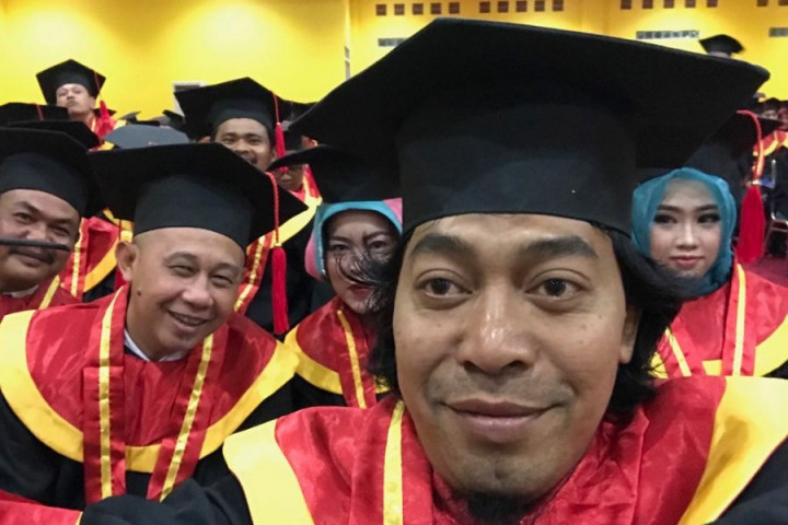 Komeng Wisuda, Lulus Sarjana Ekonomi di Usia 47
