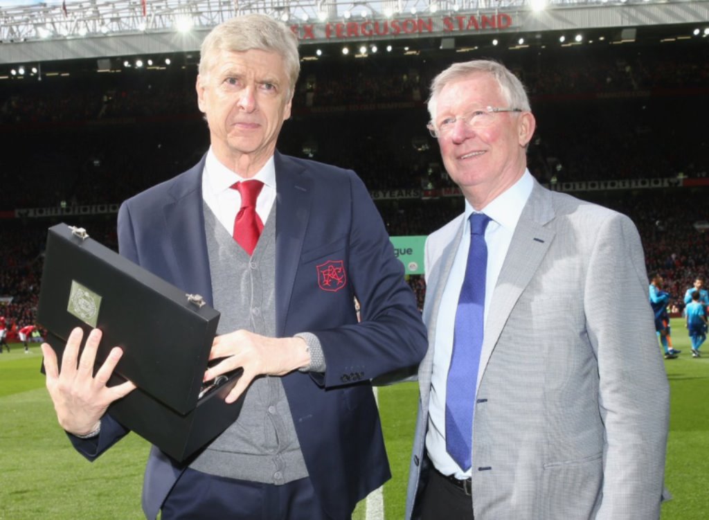 Momen Arsene Wenger mendapat penghargaan dari Alex Ferguson di Old Trafford (Foto Twitter MUFC)