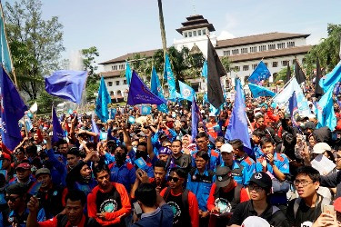Ribuan Buruh asal Jabar Berangkat ke Jakarta