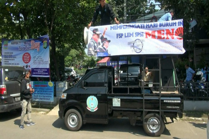 Serikat Pekerja Bekasi Ikut Unjuk Rasa di Gedung Parlemen