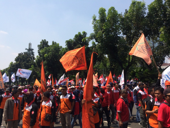 Massa <i>May Day</i> Beraksi di Depan Kantor Anies