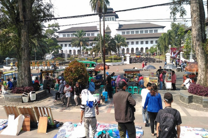 PKL Menuai Untung di Peringatan May Day di Bandung