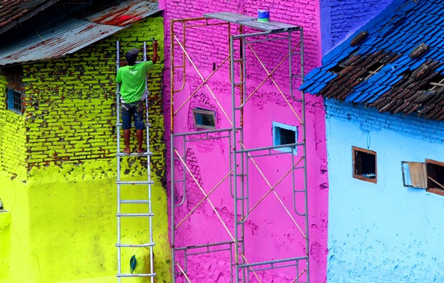 Peringati 'Harpitnas' dengan <i>Ngecat</i> Rumah