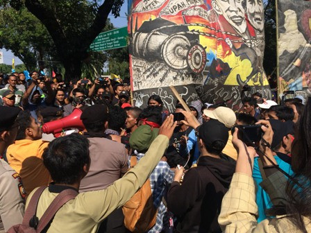 Aksi di Depan Kemenko PMK Sempat Memanas